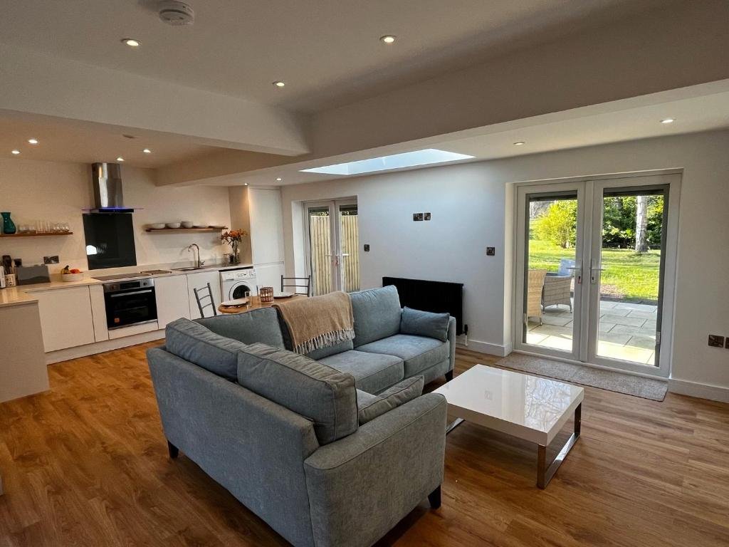 Open-plan holiday accommodation at Spinney on the Green in Woodhall Spa