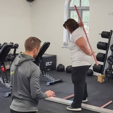 A coach supporting an individual exercise session at re:new gym