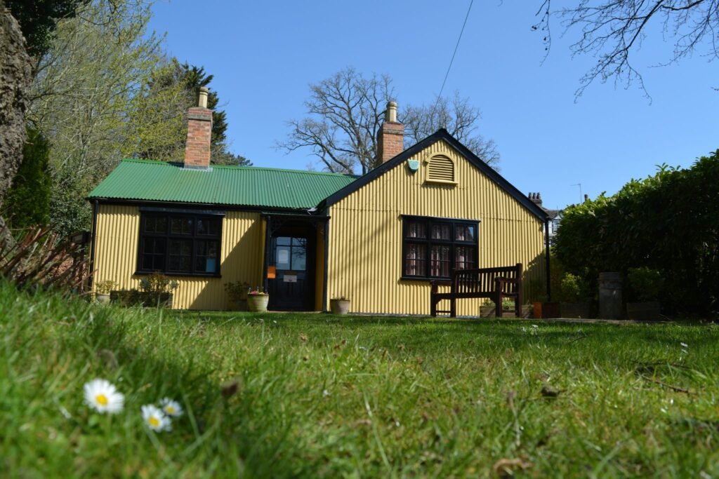 Daisies in the garden outside Woodhall Spa Cottage Museum